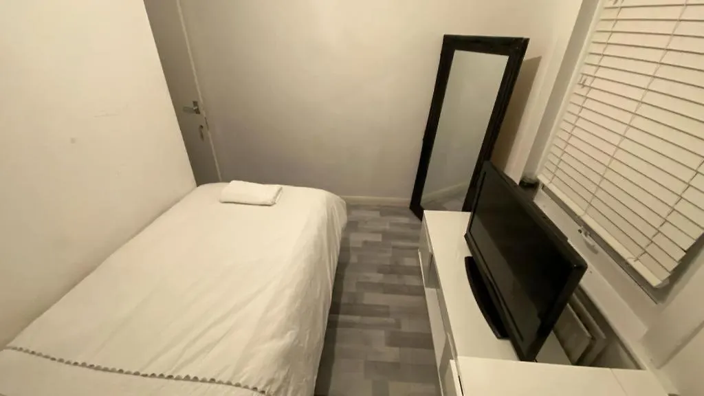 Snug Kingsize Bedroom Flat In London